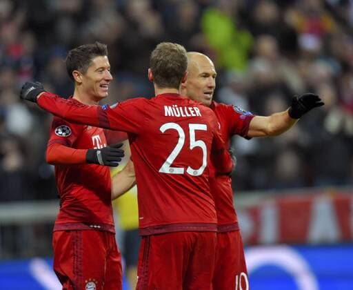 24.11.2015, Fussball Championsleague 2015 2016, Vorrunde, 5.Spieltag, FC Bayern München - Olympiakos Piräus, in der Allianz-Arena München. Torjubel zum 2:0 von Robert Lewandowski (li, FC Bayern München). 