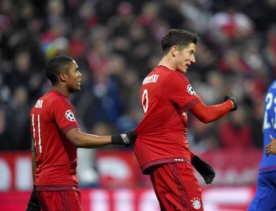 24.11.2015, Fussball Championsleague 2015 2016, Vorrunde, 5.Spieltag, FC Bayern München - Olympiakos Piräus, in der Allianz-Arena München. Torjubel zum 2:0 von Robert Lewandowski (re, FC Bayern München), li: Douglas Costa (FC Bayern München). 