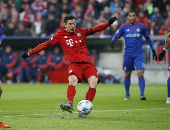 Robert Lewandowski (Bayern) erzielt das Tor zum 2:0 für München . FC Bayern München-Olympiakos Piräus . München, GER, 24.11.2015, Fussball-Champions League 2015-2016 .