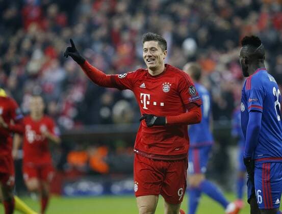 Torjubel 2:0 München, Torschütze Robert Lewandowski (Bayern) . FC Bayern München-Olympiakos Piräus . München, GER, 24.11.2015, Fussball-Champions League 2015-2016 .