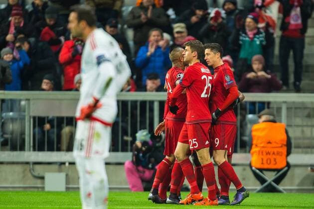 Dienstag 24.11.2015, CL, UEFA Champions League, Saison 2015 2016, Vorrunde Rueckspiel in Muenchen, FC Bayern Muenchen - Olympiakos Piraeus, Jubel um den Torschuetzen zum 1^zu 0 Douglas Costa de Souza (FC Bayern 11) DeFodi507