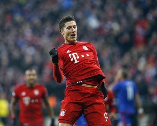 Torjubel 2:0 München, Torschütze Robert Lewandowski (Bayern) . FC Bayern München-Olympiakos Piräus . München, GER, 24.11.2015, Fussball-Champions League 2015-2016 .
