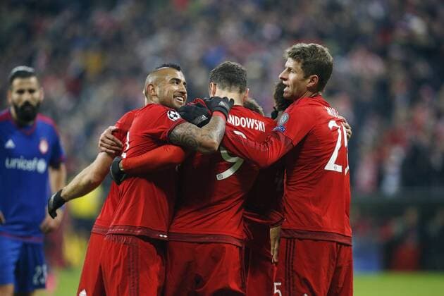Torjubel 2:0 München, V.li. Arturo Vidal (Bayern) , Torschütze Robert Lewandowski (Bayern) , Thomas Müller (Bayern) . FC Bayern München-Olympiakos Piräus . München, GER, 24.11.2015, Fussball-Champions League 2015-2016 .