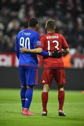 fast schon freundschaftliches Verhältnis Felipe Pardo Olympiakos CF Piräus Piraeus (links) und Rafinha FC Bayern München (rechts) Umarmung Fairplay Champions League CL Gruppenphase FC Bayern München FCB vs Olympiacos Olympiakos CF Piräus Piraeus 24.11.2015 FC Bayern München FCB vs Olympiacos Olympiakos CF Piräus Piraeus