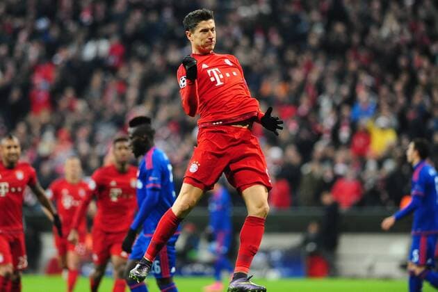 Fussball Champions League Vorrunde 5. Spieltag Bayern München - Olympiakos Piräus am 24.11.2015 in der Allianz-Arena in München Jubel bei Robert Lewandowski ( München ) nach seinem Tor zum 2:0 xPBJPGx