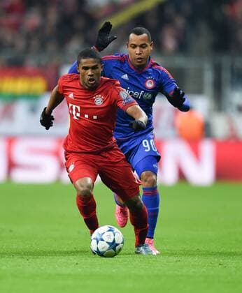 FUSSBALL CHAMPIONS LEAGUE SAISON 2015 2016 GRUPPENPHASE FC Bayern Muenchen - Olympiakos Piraeus 24.11.2015 Douglas Costa (vorn, FC Bayern Muenchen) einteilt Felipe Pardo (Olympiakos Piraeus) 