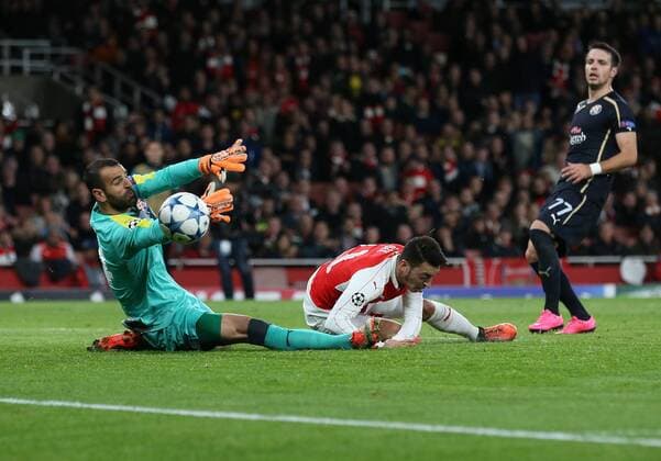Fußball, Champions League, FC Arsenal - Dinamo Zagreb Arsenal s Mesut Ozil scoring his sides opening goal UEFA Champions League- Arsenal v Dinamo Zagreb - Emirates Stadium - England - 24th November 2015 - Picture David Klein Sportimage EDITORIAL USE ONLY. No use with unauthorised audio, video, data, fixture lists, club league logos or live services. Online in-match use limited to 120 images, no video emulation. No use in betting, games or single club league player publications.