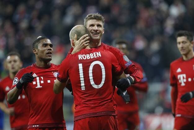Torjubel 3:0 München, V.li. Douglas Costa (Bayern) , Arjen Robben (Bayern) , Torschütze Thomas Müller (Bayern) . FC Bayern München-Olympiakos Piräus . München, GER, 24.11.2015, Fussball-Champions League 2015-2016 .