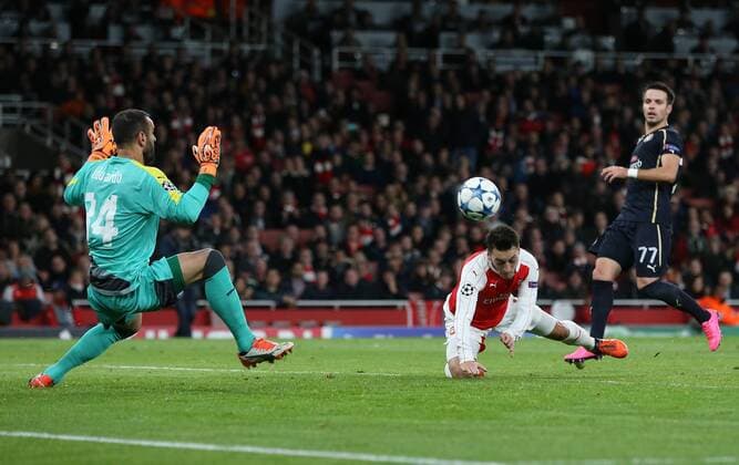 Fußball, Champions League, FC Arsenal - Dinamo Zagreb Arsenal s Mesut Ozil scoring his sides opening goal UEFA Champions League- Arsenal v Dinamo Zagreb - Emirates Stadium - England - 24th November 2015 - Picture David Klein Sportimage EDITORIAL USE ONLY. No use with unauthorised audio, video, data, fixture lists, club league logos or live services. Online in-match use limited to 120 images, no video emulation. No use in betting, games or single club league player publications.
