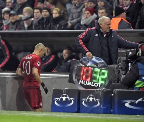 24.11.2015, Fussball Championsleague 2015 2016, Vorrunde, 5.Spieltag, FC Bayern München - Olympiakos Piräus, in der Allianz-Arena München. Arjen Robben (FC Bayern München) muss nach 30 Minuten schon in die Kabine. 