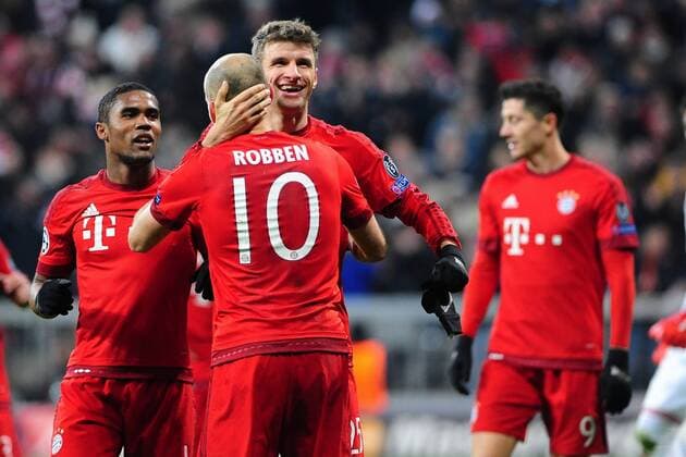 Fussball Champions League Vorrunde 5. Spieltag Bayern München - Olympiakos Piräus am 24.11.2015 in der Allianz-Arena in München Jubel nach seinem Tor zum 3:0 bei Thomas Mueller ( München ) mit Arjen Robben ( München ) und Douglas Costa ( München ) xPBJPGx