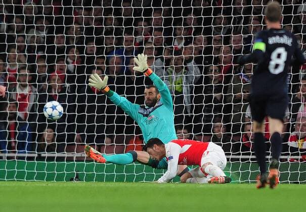 Fußball, Champions League, FC Arsenal - Dinamo Zagreb Football - 2015 2016 Champions League - Group F: Arsenal vs. Dinamo Zagreb Mesut Ozil of Arsenal scores goal no 1 with a diving header past Goalkeeper Eduardo at The Emirates. COLORSPORT ANDREW COWIE 
