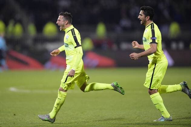 Fußball, Champions League, Olympique Lyon - KAA Gent - LYON, FRANCE: Gent s Danijel Milicevic and Gent s Kenneth Saief celebrate after Milicevic scored the 1-1 goal during the game between French club Olympique Lyonnais and Belgian first league soccer team KAA Gent, the fifth game in the group H, in the group stage of the Uefa Champions League competition, in Lyon, France, Tuesday 24 November 2015. YORICKxJANSENS  x04745465x