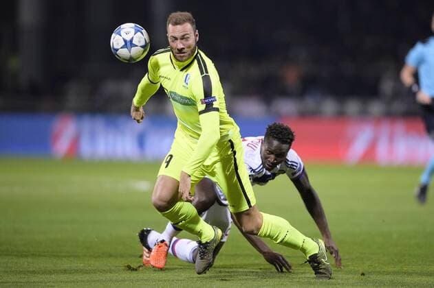 Fußball, Champions League, Olympique Lyon - KAA Gent - LYON, FRANCE: Gent s Laurent Depoitre and Lyon s Mapou Yanga-Mbiwa fight for the ball during the game between French club Olympique Lyonnais and Belgian first league soccer team KAA Gent, the fifth game in the group H, in the group stage of the Uefa Champions League competition, in Lyon, France, Tuesday 24 November 2015. YORICKxJANSENS  x04745462x