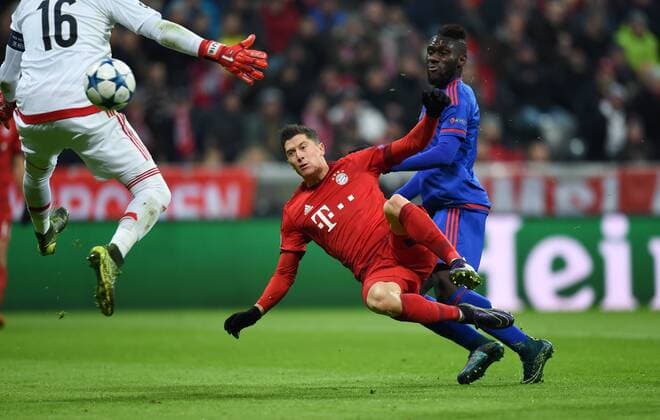 FUSSBALL CHAMPIONS LEAGUE SAISON 2015 2016 GRUPPENPHASE FC Bayern Muenchen - Olympiakos Piraeus 24.11.2015 Robert Lewandowski (li, FC Bayern Muenchen) gegen Arthur Masuaku (re, Olympiakos Piraeus) 