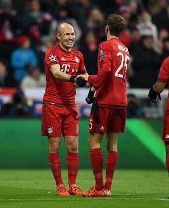 FUSSBALL CHAMPIONS LEAGUE SAISON 2015 2016 GRUPPENPHASE FC Bayern Muenchen - Olympiakos Piraeus 24.11.2015 Arjen Robben (li) und Thomas Mueller (re, beide FC Bayern Muenchen) 
