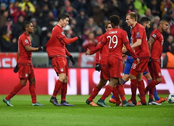 FUSSBALL CHAMPIONS LEAGUE SAISON 2015 2016 GRUPPENPHASE FC Bayern Muenchen - Olympiakos Piraeus 24.11.2015 Torjubel: Douglas Costa, Robert Lewandowski, Philipp Lahm, Kingsley Coman, Holger Badstuber und Arturo Vidal (v.l., alle FC Bayern Muenchen) 