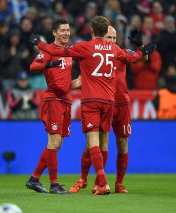 FUSSBALL CHAMPIONS LEAGUE SAISON 2015 2016 GRUPPENPHASE FC Bayern Muenchen - Olympiakos Piraeus 24.11.2015 Torjubel: Robert Lewandowski, Thomas Mueller und Arjen Robben (v.l., alle FC Bayern Muenchen) 