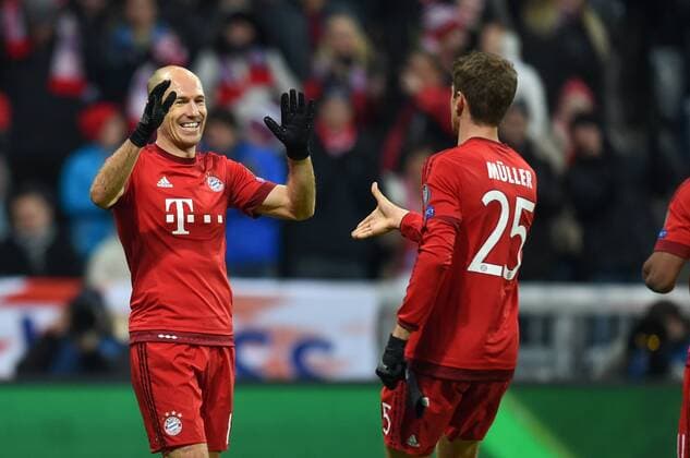 FUSSBALL CHAMPIONS LEAGUE SAISON 2015 2016 GRUPPENPHASE FC Bayern Muenchen - Olympiakos Piraeus 24.11.2015 Torjubel: Arjen Robben und Thomas Mueller (v.l., beide FC Bayern Muenchen) 