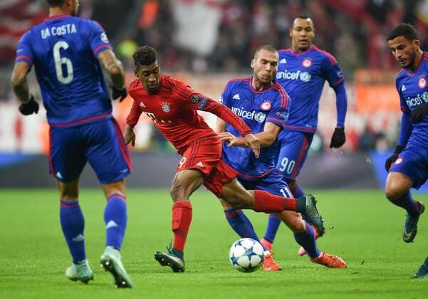 FUSSBALL CHAMPIONS LEAGUE SAISON 2015 2016 GRUPPENPHASE FC Bayern Muenchen - Olympiakos Piraeus 24.11.2015 Kingsley Coman (Mitte, FC Bayern Muenchen) gegen Pajtim Kasami (re, Olympiakos Piraeus) 