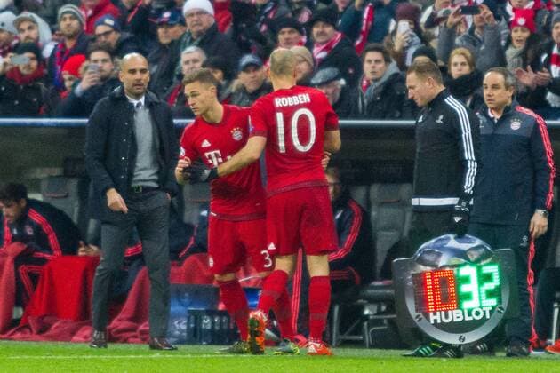 GER, UEFA CL, FC Bayern Muenchen (GER) vs. Olympiacos FC (GRE) 24.11.2015, Allianz Arena, Muenchen, GER, UEFA CL, FC Bayern Muenchen (GER) vs. Olympiacos FC (GRE), im Bild Arjen Robben (FCB 10) wird ausgewechselt gegen Joshua Kimmich (FCB 32) nphxStraubmeier
