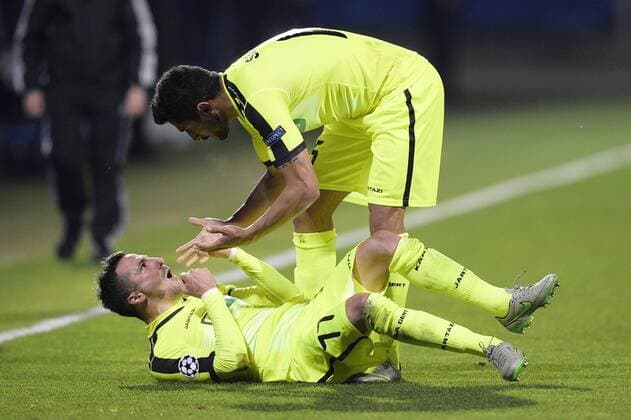 Fußball, Champions League, Olympique Lyon - KAA Gent - LYON, FRANCE: Gent s Danijel Milicevic and Gent s Kenneth Saief celebrate during the game between French club Olympique Lyonnais and Belgian first league soccer team KAA Gent, the fifth game in the group H, in the group stage of the Uefa Champions League competition, in Lyon, France, Tuesday 24 November 2015. YORICKxJANSENS  x04745473x