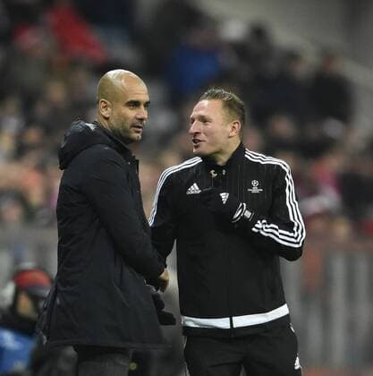 Vierter Offizieller Schiedsrichter Mehmet Culum (SWE) zeigt Trainer Coach Josep Pep Guardiola FC Bayern München die Coaching Zone Champions League CL Gruppenphase FC Bayern München FCB vs Olympiacos Olympiakos CF Piräus Piraeus 24.11.2015 FC Bayern München FCB vs Olympiacos Olympiakos CF Piräus Piraeus