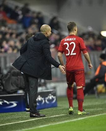 früher Wechsel Wechsel, Auswechslung, Einwechslung Joshua Kimmich FC Bayern München kommt für Arjen Robben FC Bayern München mit Trainer Coach Josep Pep Guardiola FC Bayern München Klaps auf Po Champions League CL Gruppenphase FC Bayern München FCB vs Olympiacos Olympiakos CF Piräus Piraeus 24.11.2015 FC Bayern München FCB vs Olympiacos Olympiakos CF Piräus Piraeus