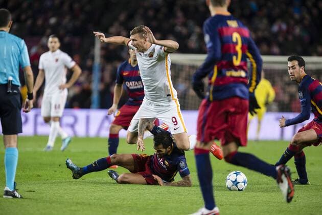 Fußball, Champions League, FC Barcelona - AS Rom SPAIN - 24th Nov: E. Dzeko during the match between FC Barcelona Barca - AS Roma, for the round 5 of the Champions League, played at Camp Nou Stadium on 24th Nov 2015 in Barcelona, Spain. (Credit: Mikel Trigueros Urbanandsport Cordon Press) 