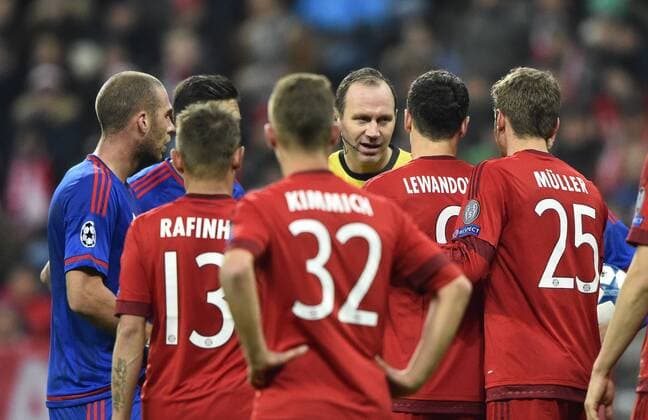 Schiedsrichter Referee Jonas Erikson (SWE) inmitten Spieler des FCB Diskussion Champions League CL Gruppenphase FC Bayern München FCB vs Olympiacos Olympiakos CF Piräus Piraeus 24.11.2015 FC Bayern München FCB vs Olympiacos Olympiakos CF Piräus Piraeus