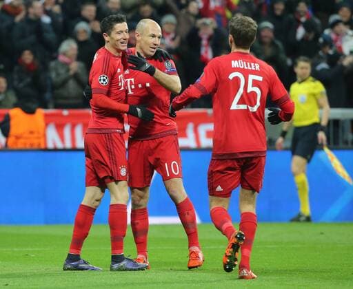 24.11.2015, CL, FC Bayern vs Olypiakos Piräus, Allianz Arena München,Fussball, im Bild: Jubel zum 2:0 durch Robert Lewandowski (FCB) hier mit Arjen Robben (FCB) und Thomas Müller (FCB)