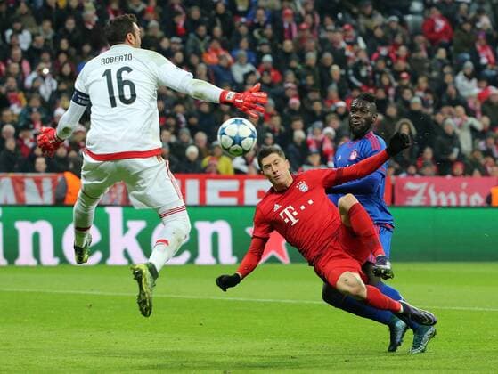 24.11.2015, CL, FC Bayern vs Olypiakos Piräus, Allianz Arena München,Fussball, im Bild: Robert Lewandowski (FCB) scheitert an Roberto
