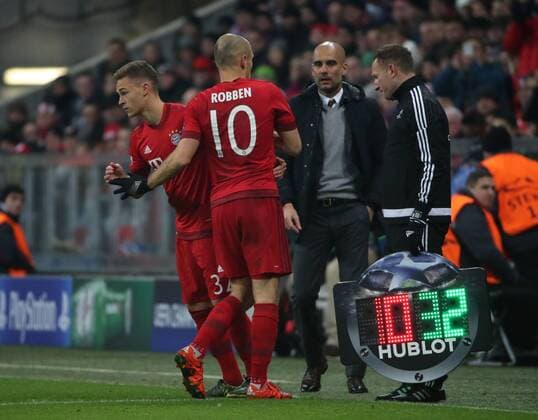 24.11.2015, CL, FC Bayern vs Olypiakos Piräus, Allianz Arena München,Fussball, im Bild: Auswechslung Arjen Robben (FCB) raus und Joshua Kimmich (FCB) rein, Trainer Pep Guardiola (FCB) erkundigt sich ob die Verletzung von Arjen Robben (FCB) schwer ist