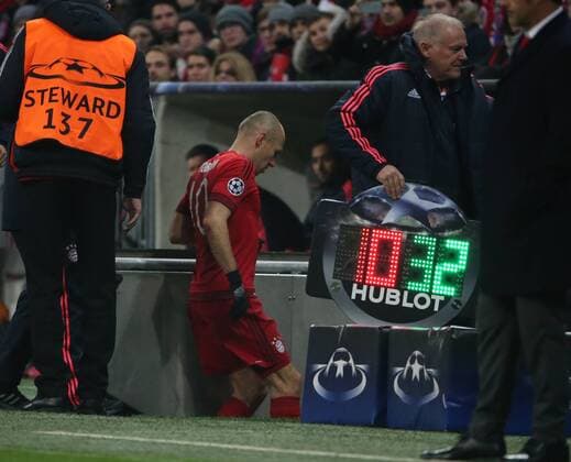 24.11.2015, CL, FC Bayern vs Olypiakos Piräus, Allianz Arena München,Fussball, im Bild: in der 32. Minute geht Arjen Robben (FCB) schon angeschlagen in der Kabine