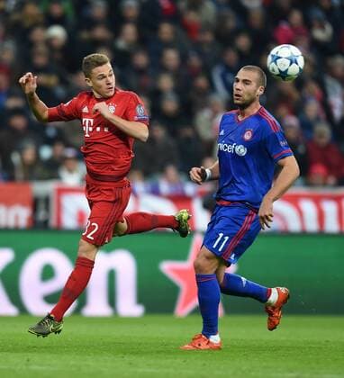 FUSSBALL CHAMPIONS LEAGUE SAISON 2015 2016 GRUPPENPHASE FC Bayern Muenchen - Olympiakos Piraeus 24.11.2015 Joshua Kimmich (li, FC Bayern Muenchen) gegen Pajtim Kasami (re, Olympiakos Piraeus) 