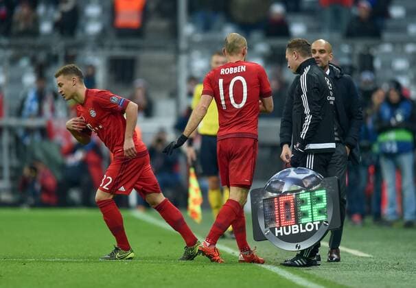 FUSSBALL CHAMPIONS LEAGUE SAISON 2015 2016 GRUPPENPHASE FC Bayern Muenchen - Olympiakos Piraeus 24.11.2015 Arjen Robben (re, FC Bayern Muenchen) muss verletzt ausgewechselt werden. Joshua Kimmich (li, FC Bayern Muenchen) ersetzt den Hollaender 