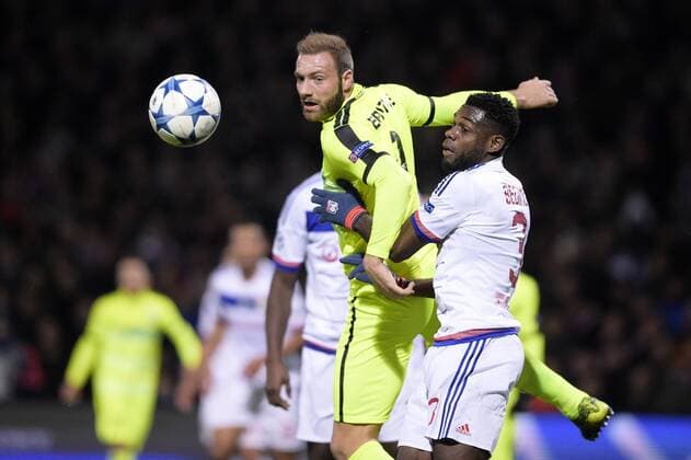 Fußball, Champions League, Olympique Lyon - KAA Gent - LYON, FRANCE: Gent s Laurent Depoitre and Lyon s Henri Bedimo fight for the ball during the game between French club Olympique Lyonnais and Belgian first league soccer team KAA Gent, the fifth game in the group H, in the group stage of the Uefa Champions League competition, in Lyon, France, Tuesday 24 November 2015. YORICKxJANSENS  x04745482x