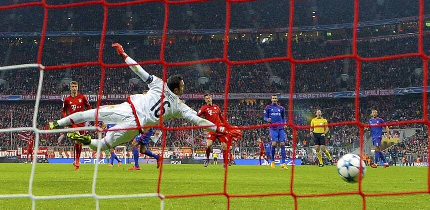 24.11.2015, Fussball Championsleague 2015 2016, Vorrunde, 5.Spieltag, FC Bayern München - Olympiakos Piräus, in der Allianz-Arena München. Robert Lewandowski (4. li, FC Bayern München) erzielt das Tor zum 2:0. Torwart Roberto (Piräus) ohne Chance. 