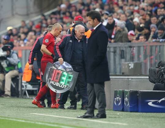 Muenchen Arjen Robben (FC Bayern Muenchen) geht mit Co-Trainer Hermann Gerland (FC Bayern Muenchen) in die Kabine FC Bayern Muenchen vs. Olympiakos Piraeus, Fussball, Champions League, 24.11.2015, Copyright: Langerx xEibner-Pressefoto EP_HLR
