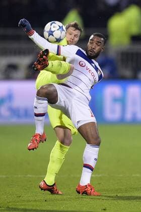 Fußball, Champions League, Olympique Lyon - KAA Gent - LYON, FRANCE: Gent s Lasse Nielsen and Lyon s Alexandre Lacazette fight for the ball during the game between French club Olympique Lyonnais and Belgian first league soccer team KAA Gent, the fifth game in the group H, in the group stage of the Uefa Champions League competition, in Lyon, France, Tuesday 24 November 2015. YORICKxJANSENS  x04745484x