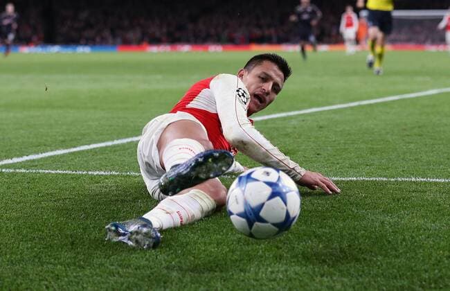 Fußball, Champions League, FC Arsenal - Dinamo Zagreb Arsenal s Alexis Sanchez attempts to stop the ball from going off UEFA Champions League- Arsenal v Dinamo Zagreb - Emirates Stadium - England - 24th November 2015 - Picture David Klein Sportimage EDITORIAL USE ONLY. No use with unauthorised audio, video, data, fixture lists, club league logos or live services. Online in-match use limited to 120 images, no video emulation. No use in betting, games or single club league player publications.