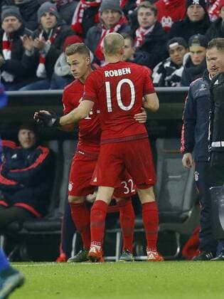 Spielerwechsel München, V.li. Joashua Kimmich (Bayern) kommt für Arjen Robben (Bayern) ins Spiel . FC Bayern München-Olympiakos Piräus . München, GER, 24.11.2015, Fussball-Champions League 2015-2016 .