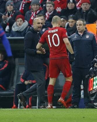 V.li. Trainer Josep Pep Guardiola (Bayern) und Arjen Robben (Bayern) nach dessen Aiuswechslung . FC Bayern München-Olympiakos Piräus . München, GER, 24.11.2015, Fussball-Champions League 2015-2016 .