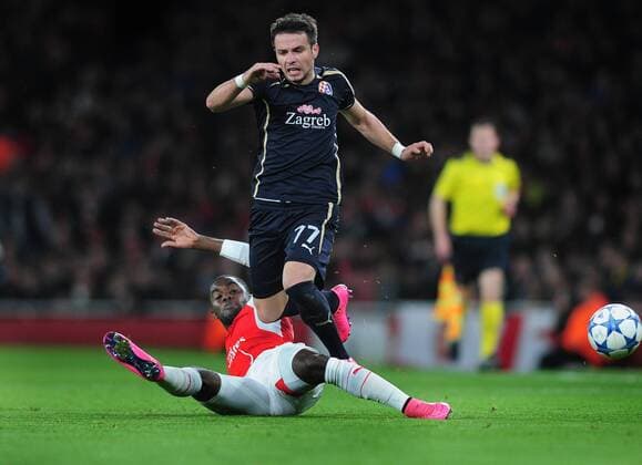 Fußball, Champions League, FC Arsenal - Dinamo Zagreb Football - 2015 2016 Champions League - Group F: Arsenal vs. Dinamo Zagreb Alexandru Matel of Dinamo is tackled by Joel Campbell at The Emirates. COLORSPORT ANDREW COWIE 