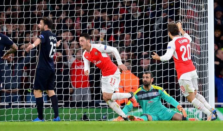 Fußball, Champions League, FC Arsenal - Dinamo Zagreb Arsenal vs Dinamo - London, UK 24.11.2015., London, UK - UEFA Champions League, group F, Arsenal FC - GNK Dinamo Zagreb. Eduardo, Mesul Ozil.  MarkoxPrpic PIXSELL