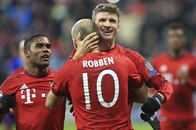 24.11.2015, Fussball Championsleague 2015 2016, Vorrunde, 5.Spieltag, FC Bayern München - Olympiakos Piräus, in der Allianz-Arena München. Thomas Müller (FC Bayern München) Torjubel mit Arjen Robben (FC Bayern München). 