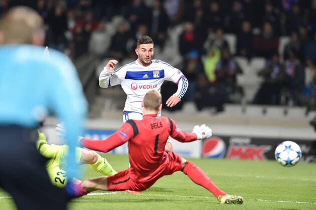 Fußball, Champions League, Olympique Lyon - KAA Gent But de Jordan Ferri (lyon) vs Mats Sels (la gantoise) - Lyon, 24.11.2015 - Fussball - UEFA Champions League 2015 2016 - Olympique Lyon vs KAA Gent - FredericChambert Panoramic 