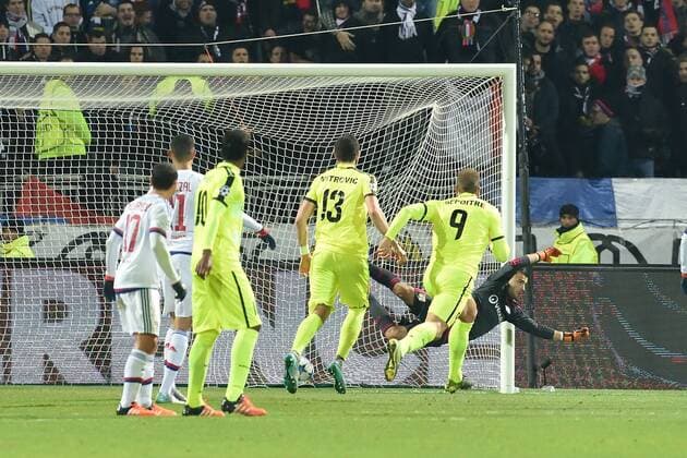Fußball, Champions League, Olympique Lyon - KAA Gent Anthony Lopes (lyon) vs But de Danijel Milicevic (la gantoise) - Lyon, 24.11.2015 - Fussball - UEFA Champions League 2015 2016 - Olympique Lyon vs KAA Gent - FredericChambert Panoramic 