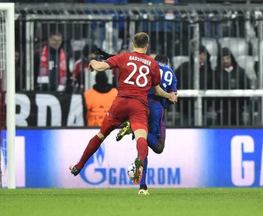 Foul als letzter Mann Zweikampf, Aktion Holger Badstuber FC Bayern München an Ideye Brown Olympiakos CF Piräus Piraeus erhält rote Karte, rot, Platzverweis von Schiedsrichter Referee Jonas Erikson (SWE) Champions League CL Gruppenphase FC Bayern München FCB vs Olympiacos Olympiakos CF Piräus Piraeus 24.11.2015 FC Bayern München FCB vs Olympiacos Olympiakos CF Piräus Piraeus