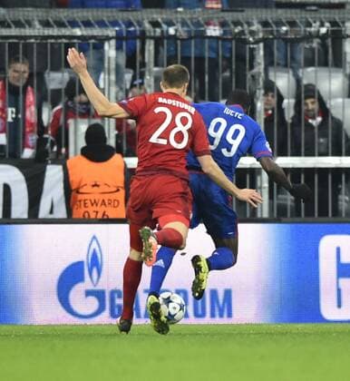 Foul als letzter Mann Zweikampf, Aktion Holger Badstuber FC Bayern München an Ideye Brown Olympiakos CF Piräus Piraeus erhält rote Karte, rot, Platzverweis von Schiedsrichter Referee Jonas Erikson (SWE) Champions League CL Gruppenphase FC Bayern München FCB vs Olympiacos Olympiakos CF Piräus Piraeus 24.11.2015 FC Bayern München FCB vs Olympiacos Olympiakos CF Piräus Piraeus